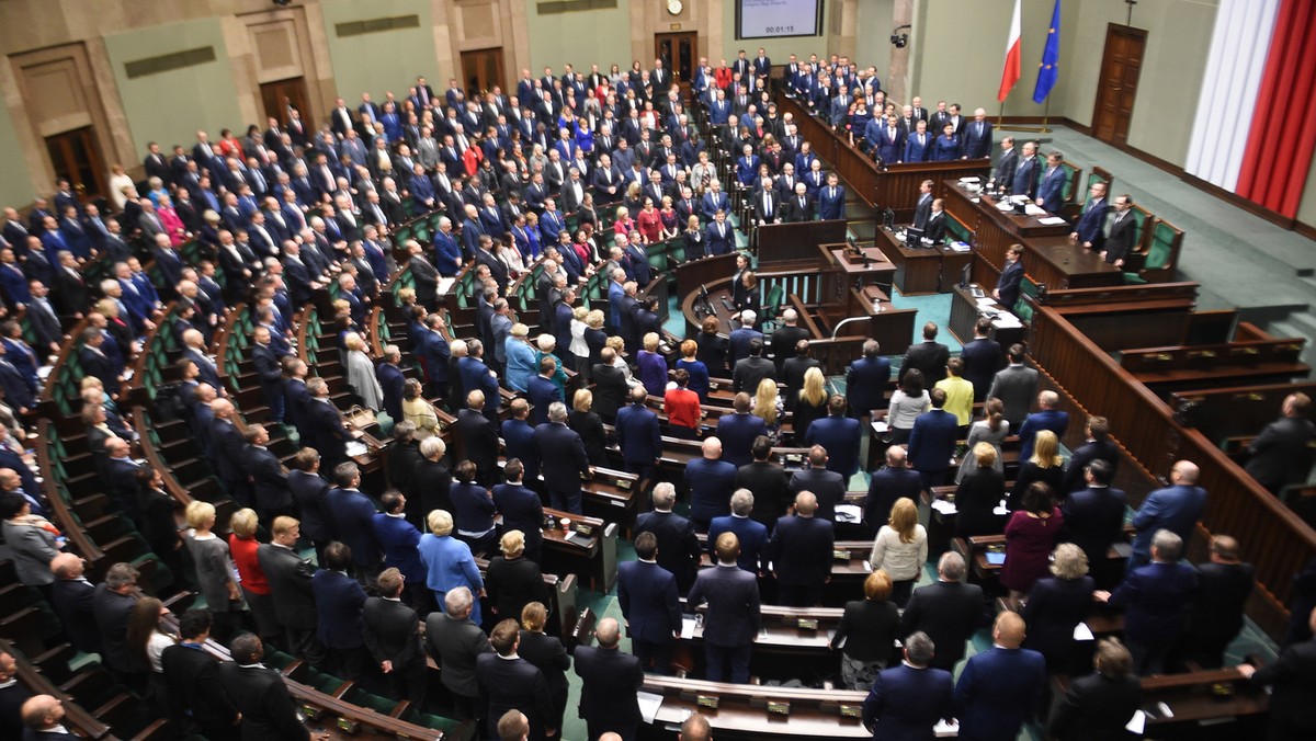 – Projektu zmian w Kodeksie wyborczym autorstwa PiS nie da się naprawić –  powiedział poseł Nowoczesnej Marek Sowa, składając jednocześnie wniosek o jego odrzucenie. Zarzucił też PiS upolitycznienie PKW. Wniosek o odrzucenie "złej ustawy w całości" złożył też poseł PO Jacek Protas i Piotr Zgorzelski z PSL.