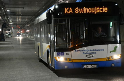 Tunelem w Świnoujściu po raz pierwszy przejechały autobusy [ZDJĘCIA]