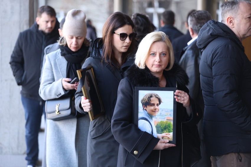 Majka malenog Andrije nosi u rukama sliku svog sina