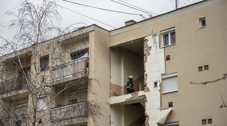 A második emeleti lakásban a falakat kilökte a detonáció, a lakó meghalt /Fotó: MTI Komka Péter 