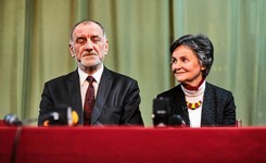 Ojciec prezydenta Dudy radzi, jak wychowywać dzieci. 'Trzymać kurs przez spowiedź. Radzę pchać chłopców na ministrantów'