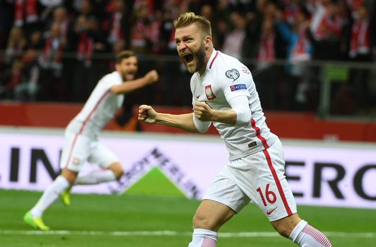 Jakub Błaszczykowski (P) i Bartosz Bereszyński (L) cieszą się po zdobyciu drugiej bramki