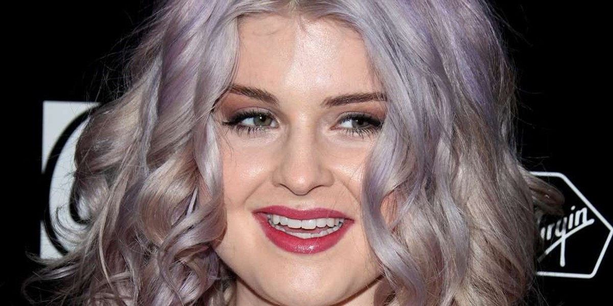 Siwe włosy Kelly Osbourne