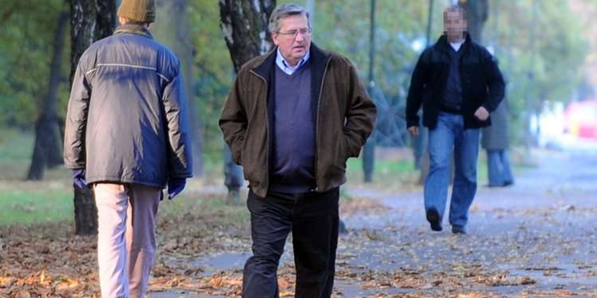 Komorowski do pracy piechotą, a garnitury limuzyną!  FOTO