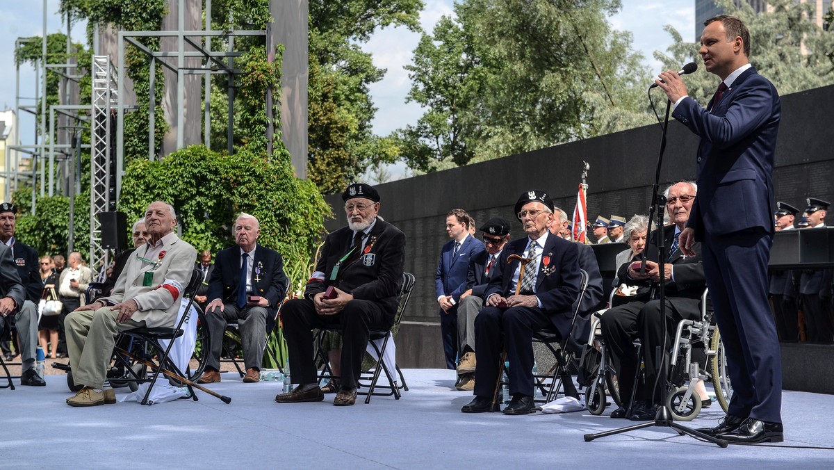 Liczni powstańcy warszawscy wzięli udział w dzisiejszych uroczystościach w Parku Wolności przy Muzeum Powstania Warszawskiego. - Powstańcy są naszym największym skarbem - mówił prezydent Andrzej Duda, który wręczył im odznaczenia państwowe.