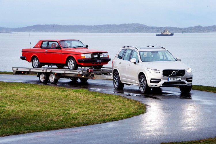 Nowe volvo XC90 i volvo 262C z 1981 roku