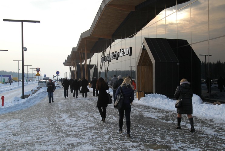 Budowa połączenia do portu lotniczego w Szymanach składała się z dwóch etapów. Pierwszy, o wartości ponad 94 mln zł, polegał na położeniu 44 kilometrów nowych torów na odcinku Olsztyn – Szczytno linii 219 oraz na stacji Szczytno na linii 35 (1 km). Wyremontowano dziesięciokilometrowy odcinek linii (nr 35) ze Szczytna do Szyman. Oprócz tego przebudowano perony i wymieniono nawierzchnię na 37. przejazdach kolejowo–drogowych. Drugi etap, o wartości ponad 51 mln zł, polegał na wybudowaniu całkowicie nowej linii kolejowej o długości 1,6 km, odchodzącej od linii nr 35 przed stacją Szymany do Portu Lotniczego Mazury, przypomina zarządca infrastruktury kolejowej.
 <br><br>fot. PAP/Tomasz Waszczuk