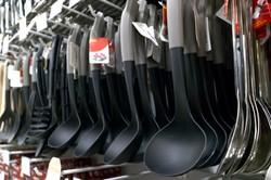 Masz w kuchni łopatkę z czarnego plastiku? Natychmiast ją wyrzuć