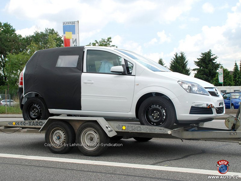 Zdjęcia szpiegowskie: Opel Meriva w nowym wcieleniu
