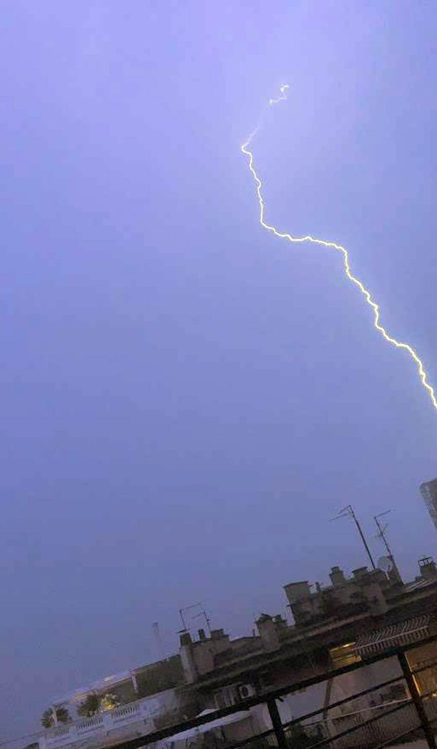 Odjekuju gromovi i sevaju munje nad Beogradom