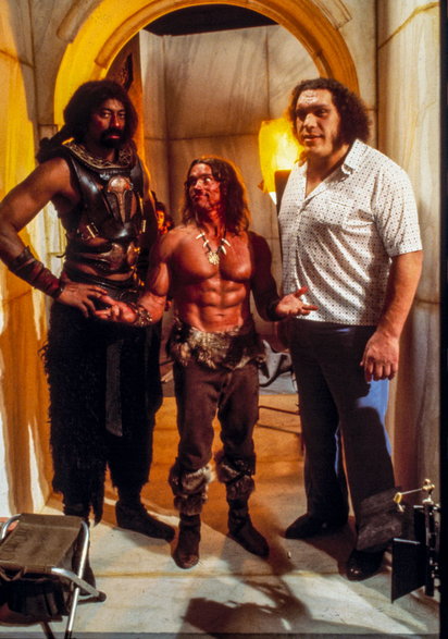 Wilt Chamberlain, Arnold Schwarzenegger i Andre Rene Roussimoff na planie filmu "Conan Niszczyciel" w 1983 roku