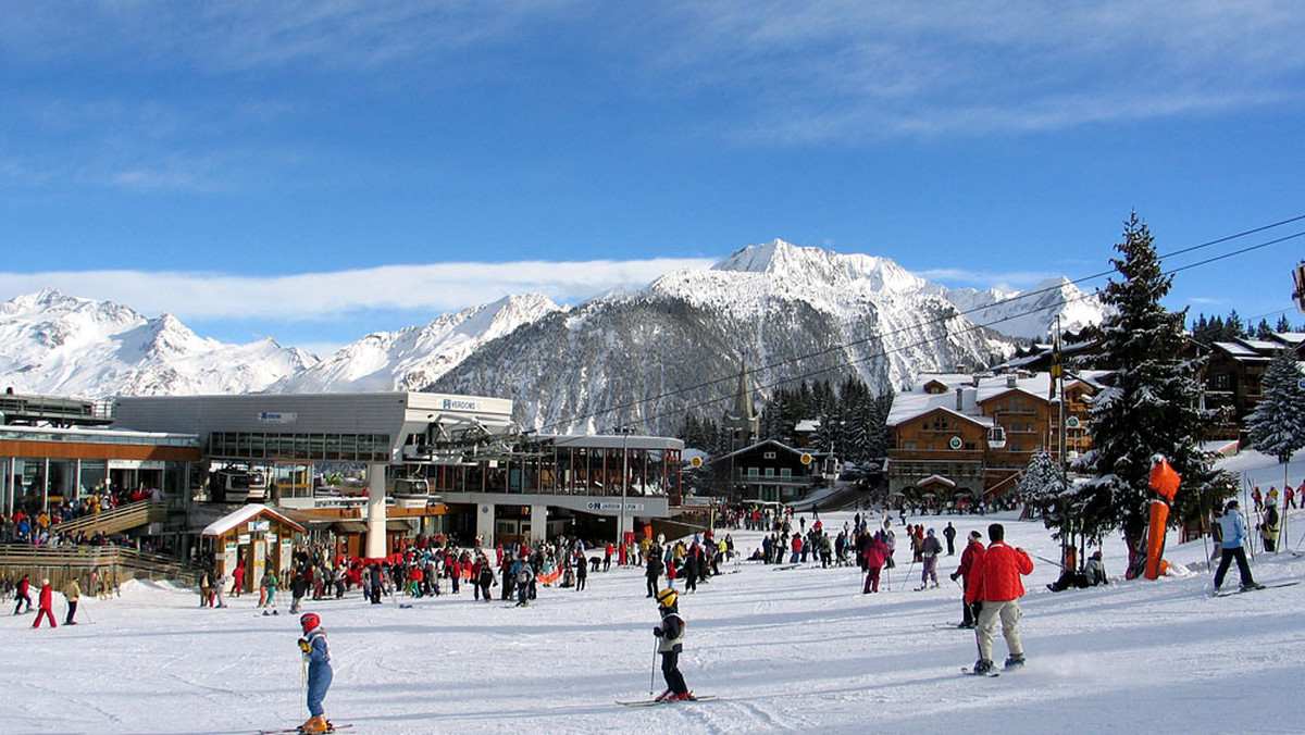 Chamonix jest atrakcyjne zarówno latem jak i zimą. Jednak nie bez powodu mawia się o mieście jako o światowej kolebce sportów zimowych. To właśnie tutaj odbyły się pierwsze Zimowe Igrzyska Olimpijskie. I nie trzeba było dowozić śniegu. Można więc poczuć kameralną atmosferę dostojnego alpejskiego kurortu.