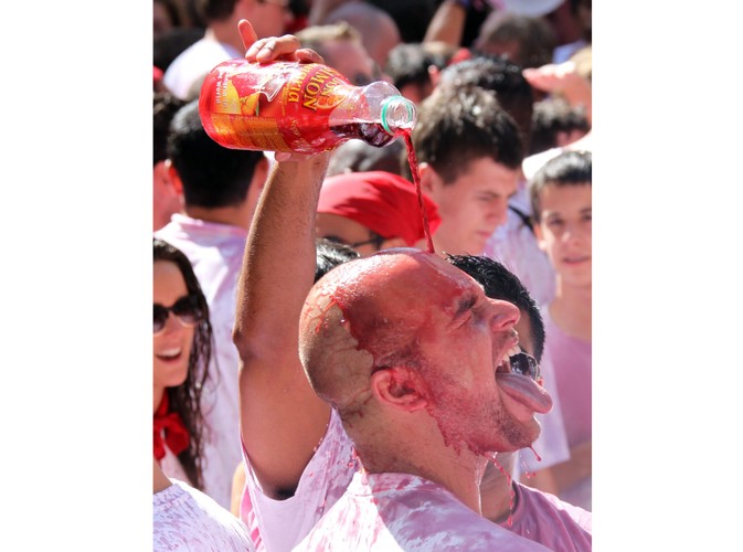 Owocowa sangria spożywana w dużych ilościach rozgrzewa krew uczestników fiesty