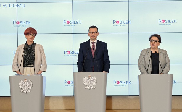 Wpadka na konferencji premiera. Odpadł orzeł z mównicy minister Zalewskiej [WIDEO]