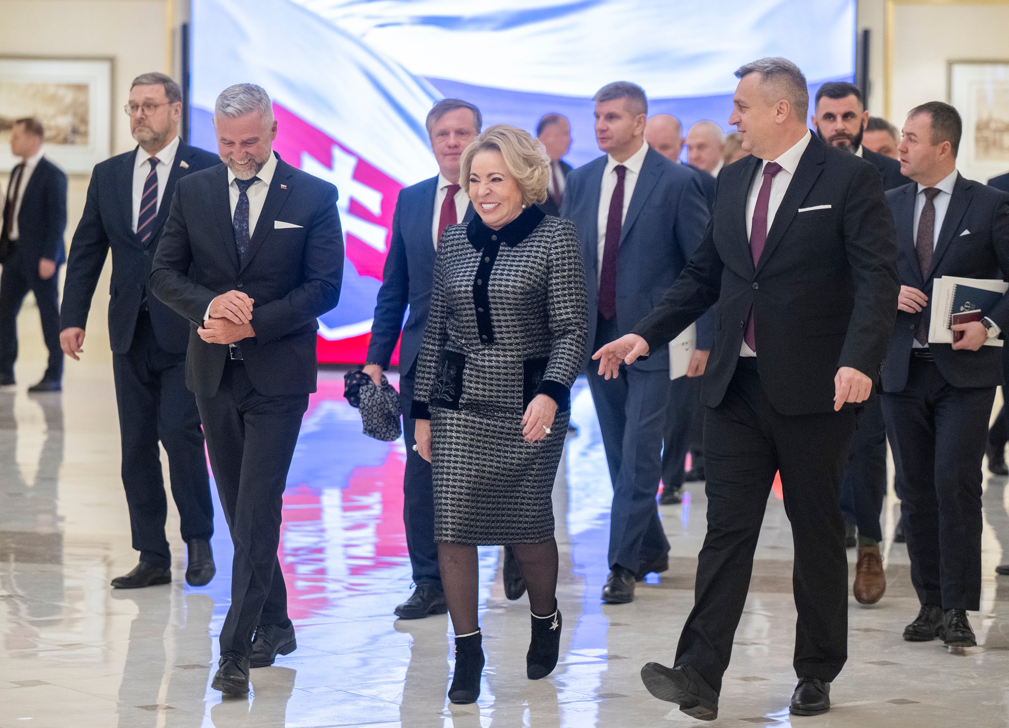 Uprostred predsedníčka ruskej Rady federácie Valentina Ivanovna Matvijenková, vpravo podpredseda NR SR Andrej Danko (SNS) a vľavo podpredseda NR SR Tibor Gašpar. 