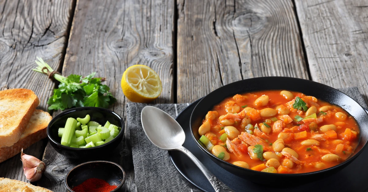 Pyszny obiad na poniedziałek. Podajemy przepis, Ty gotujesz. Rozgrzewająca, ekspresowa zimowa fasolowa