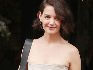 Katie Holmes gyönyörű volt a Dior párizsi bemutatóján