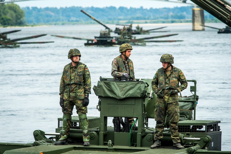 Chełmno. Budowa przeprawy promowej oraz mostu amfibijnego na Wiśle w ramach trwających ćwiczeń Anakonda-16. <br><br>(zuz) PAP/Tytus Żmijewski