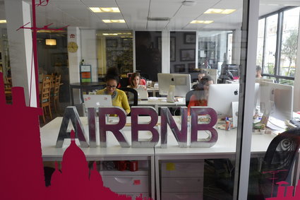 Airbnb wstrzymuje rekrutację i zwalnia pracowników