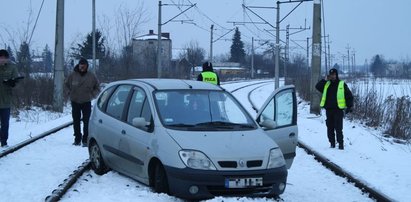 O włos od tragedii! Pijany taksówkarz jechał po torach