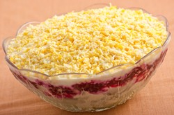 Jak zrobić śledzie pod pierzynką. Idealne na Święta! [PRZEPIS]