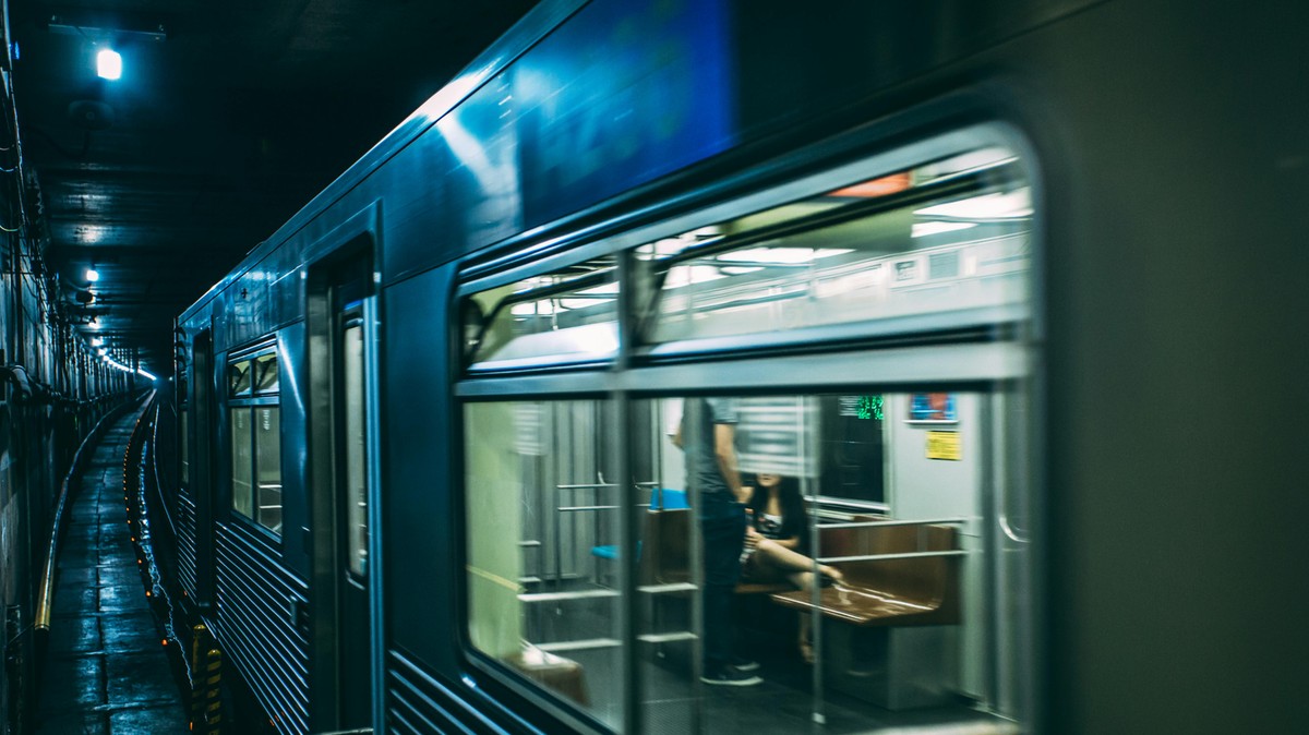 Terror a metrón: három embert késeltek meg – videó