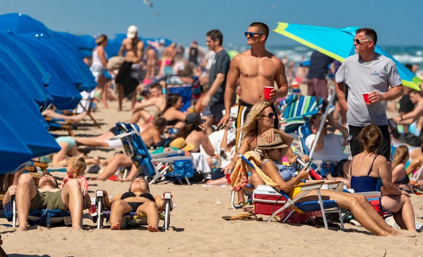 Da li će ostatak sveta "minirati" napore Kine - krcata plaža u Delrej Biču uprkos upozorenjima američkih vlasti