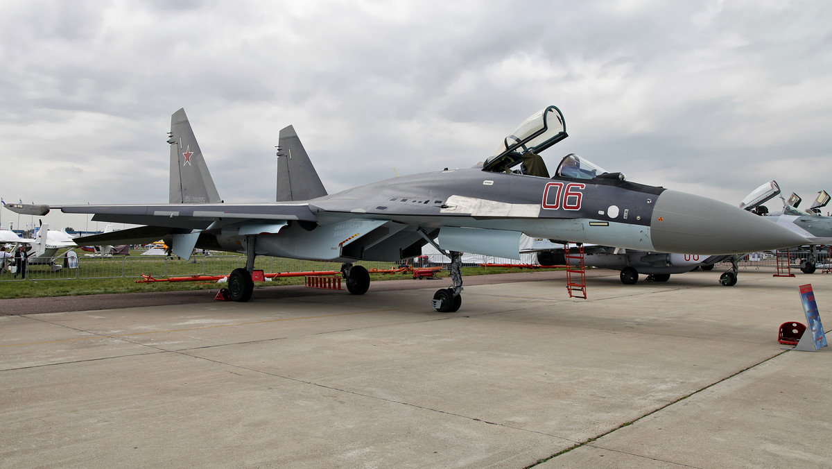 Rosja przystąpiła do konsekwentnego wzmacniania swych sił powietrznych w regionie Bałtyku - piszą dziś "Izwiestija". Jak informuje dziennik, ministerstwo obrony zamierza przywrócić 689. Gwardyjski Myśliwski Pułk Lotniczy i wyposażyć go w samoloty Su-35.