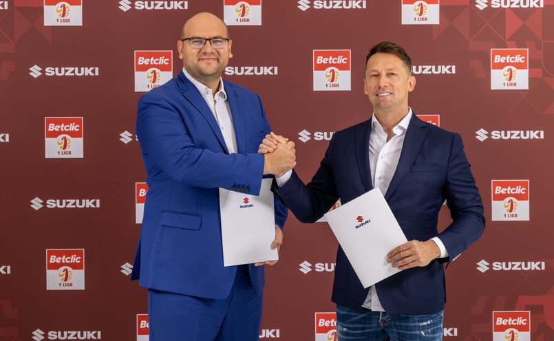 Marcin Janicki, prezes zarządu Pierwszej Ligi Piłkarskiej i Piotr Dulnik, prezes Suzuki Motor Poland