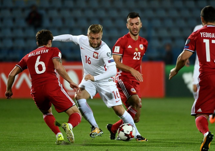 Polak Jakub Błaszczykowski (C) oraz Gor Malakjan (L) i Sargis Adamjan (P) z Armenii