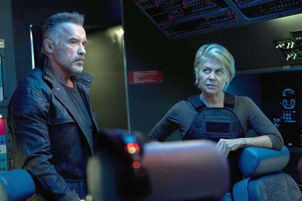 Arnold Schwarzenegger i Linda Hamilton w filmie Terminator: Mroczne przeznaczenie (2019), reż. Tim Miller