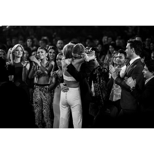 Billboard Music Awards 2015 w obiektywie: Taylor Swift w ramionach Calvina Harrisa