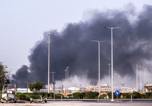 Dim iznad luke Zajed nakon iranskog udara na Abu Dabi 1. marta