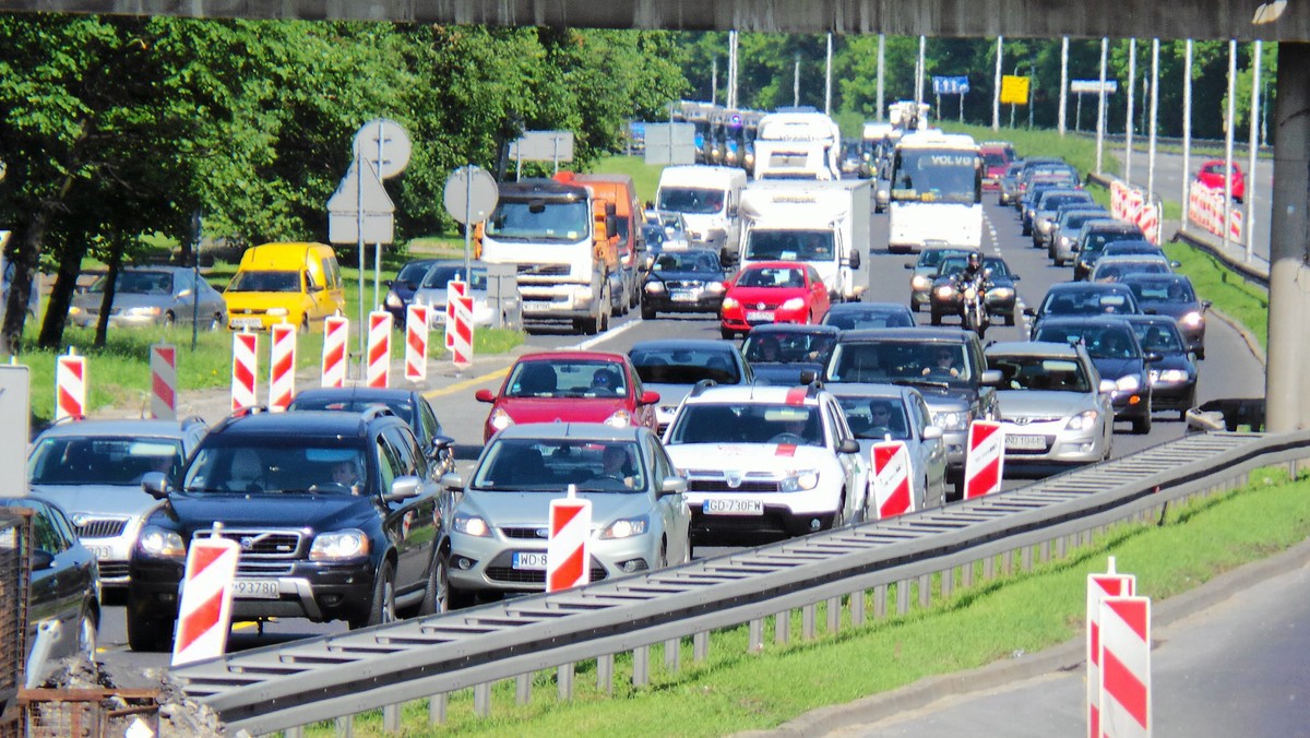 Od dzisiaj zwężone będą obydwie jezdnie Wisłostrady, w rejonie Trasy Armii Krajowej. Z kolei w weekend, od piątku do niedzieli, jezdnie tej ważnej stołecznej arterii będą całkowicie zamykane. W czasie wyłączenia jednej, ruch w obydwu kierunkach będzie odbywał się drugą. Wszystko przez kolejny etap przebudowy Trasy AK.