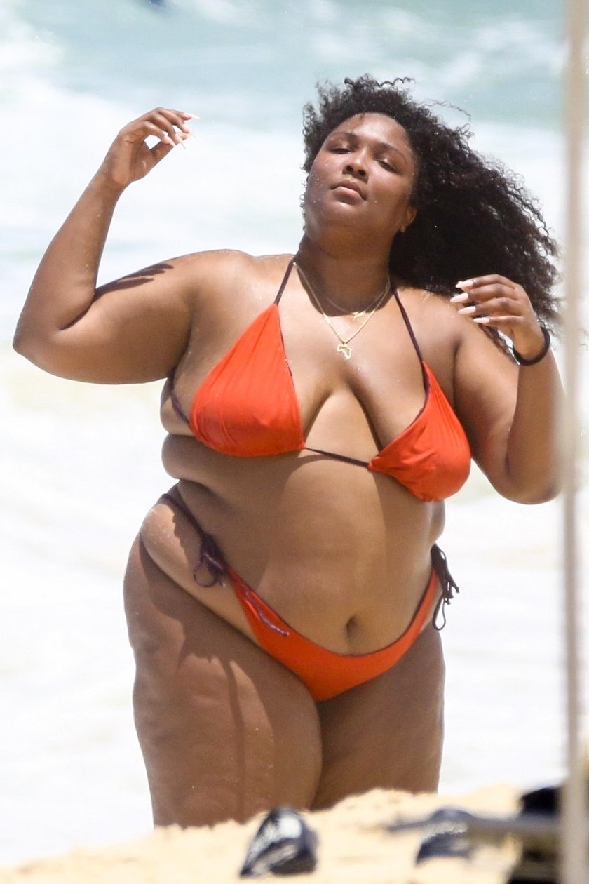 Lizzo w bikini na brazylijskiej plaży