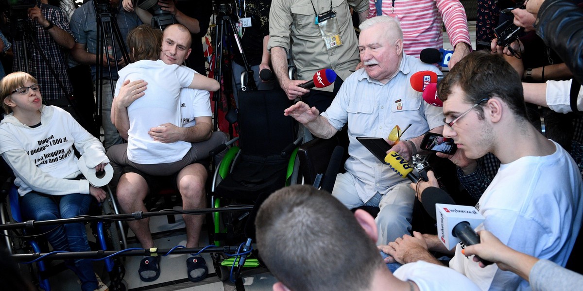 Lech Wałęsa podczas spotkania z protestującymi