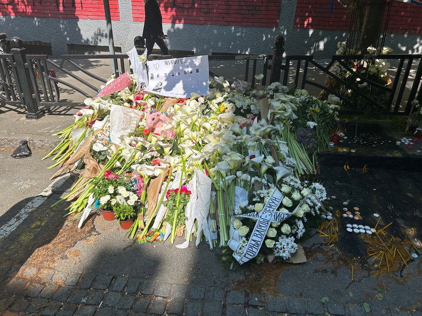 Ljudi odaju počast stradalima ispred OŠ "Vladislav Ribnikar"