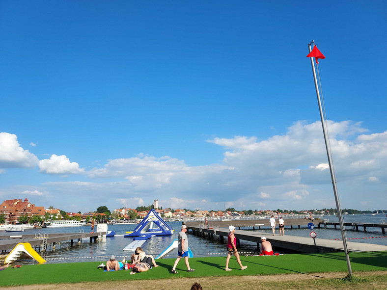Czerwona flaga na kąpielisku miejskim w Mikołajkach