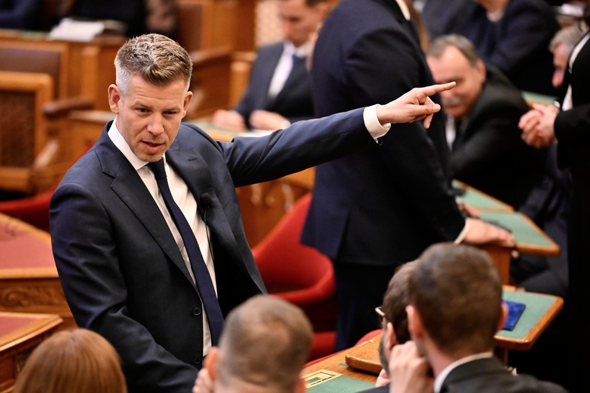 Novoizabrani premijer Mađarske Peter Mađar govori tokom inauguracione sednice mađarskog parlamenta u Budimpešti