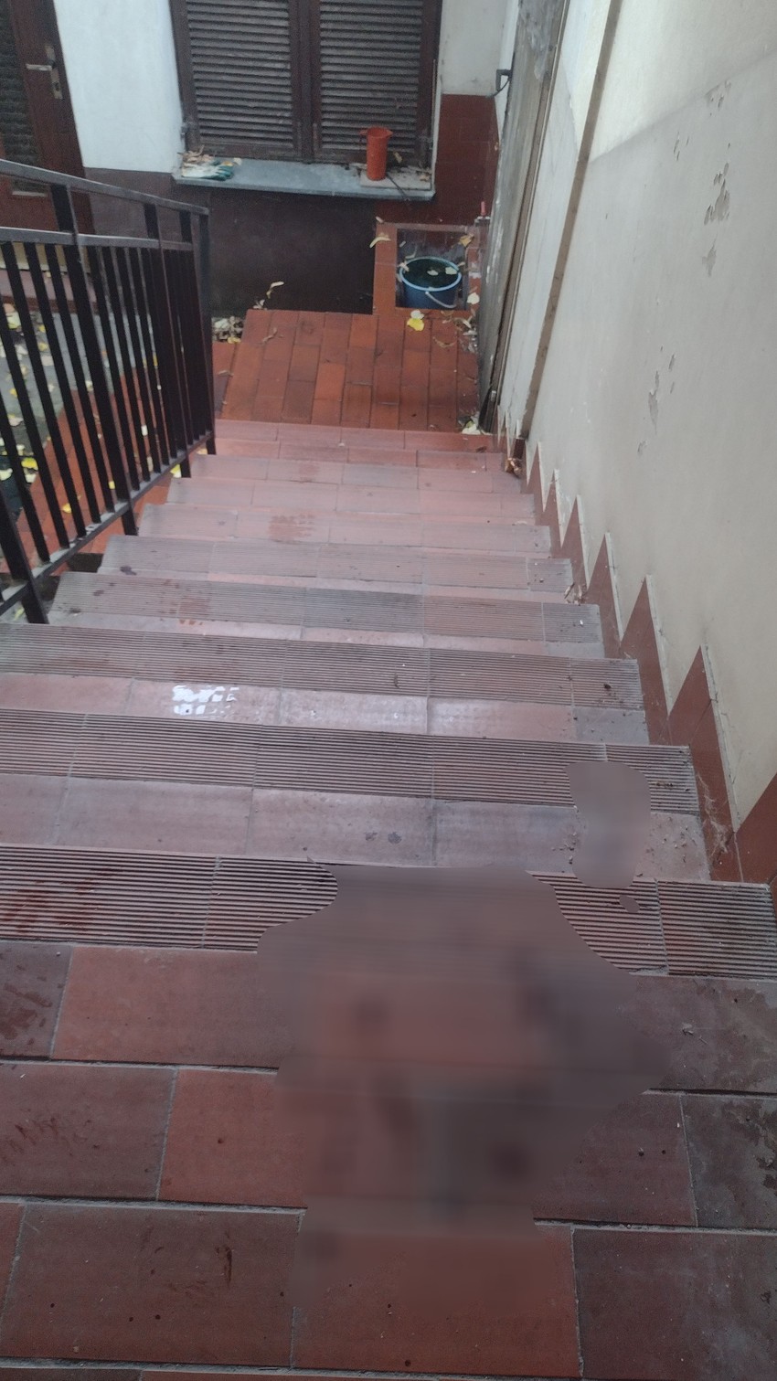 Tragovi krvi na stepeništu kuće u kojoj se desio napad