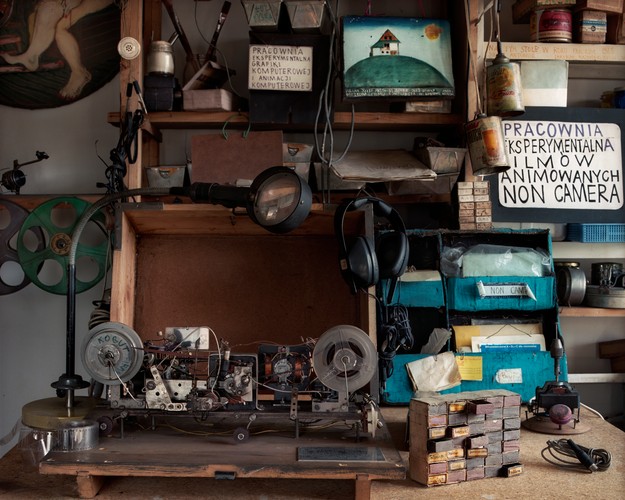 Zdjęcia pracowni Juliana Antonisza/ Photos  from the studio of Julian Antonisz, fot./photo Weronika Łodzińska, dzięki uprzejmości Zachęty Narodowej Galerii Sztuki/ courtesy of Zachęta National Gallery of Art