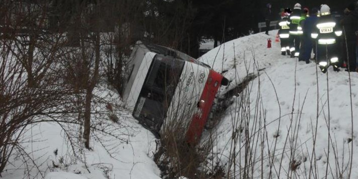 Autobus przewrócił się do strumienia