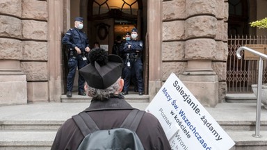 Eksmitują zbuntowanego księdza. Groził komornikowi. "Coś się stanie pana żonie"