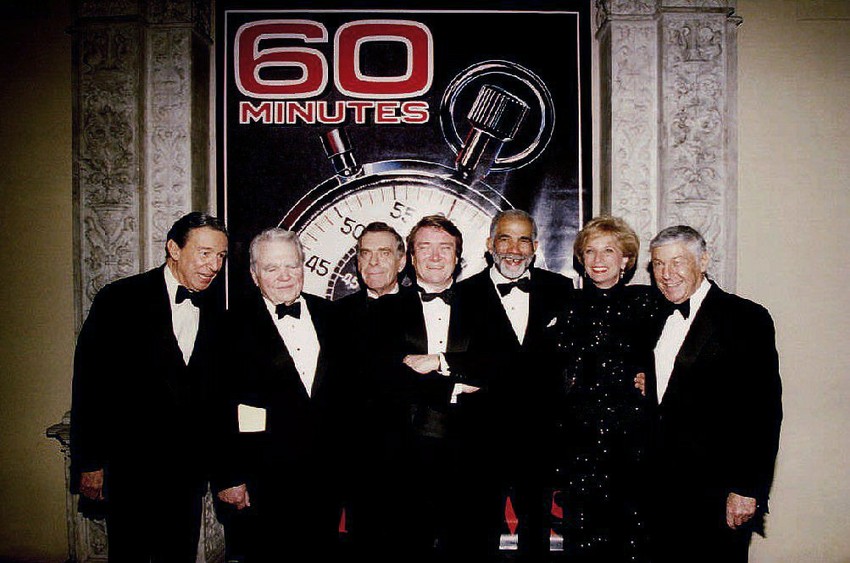 Saradnici emisije (L-D) Majk Volas, Endi Runi, Morli Sejfer, Stiv Kroft, Ed Bredli, Lesli Stal i izvršni producent Don Hjuit na proslavi 25. godišnjice emisije 1993.