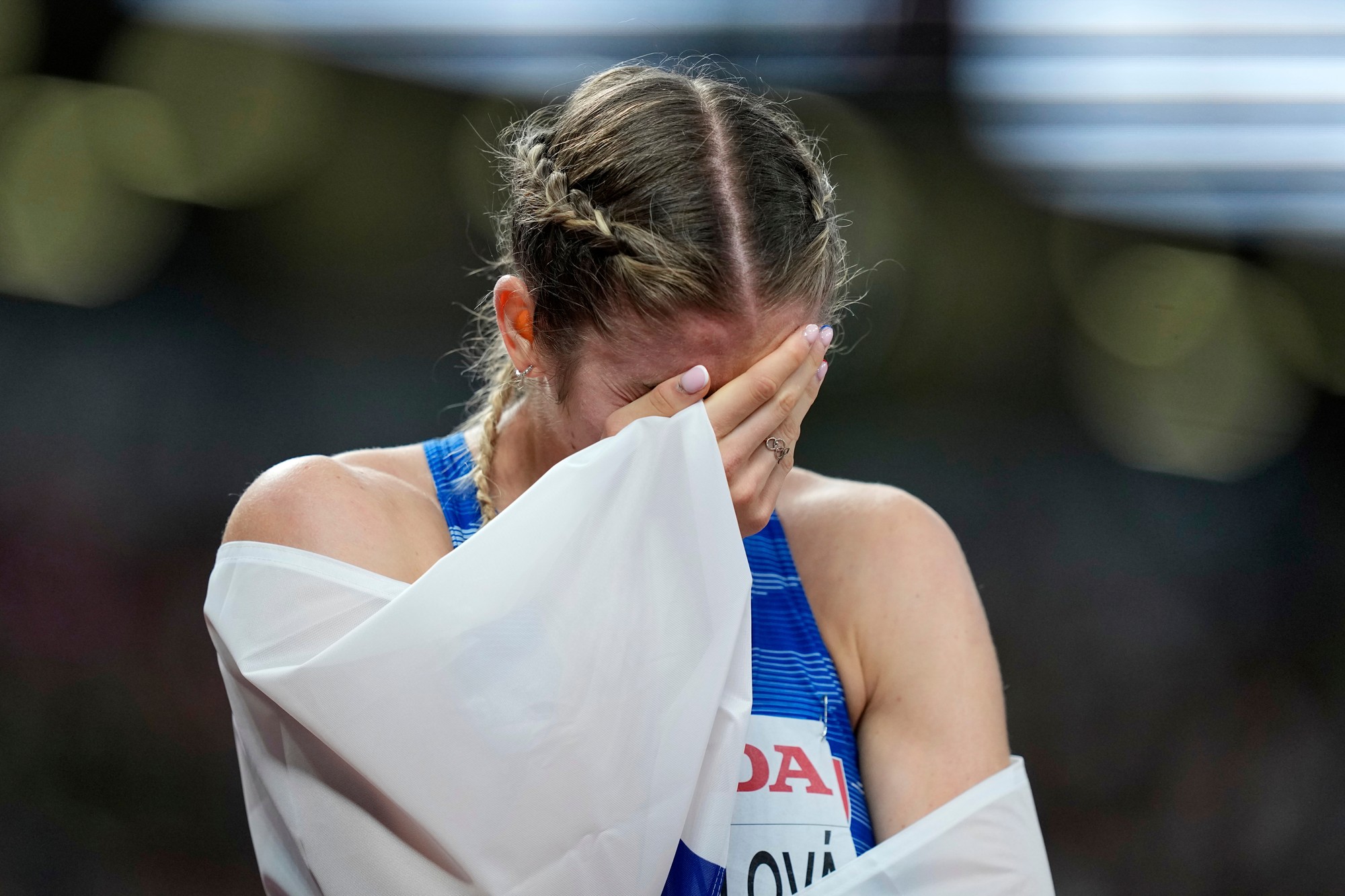 Slovenka Emma Zapletalová reaguje po zisku bronzovej medaily vo finále žien na 400 m cez prekážky.