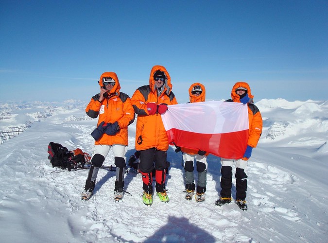 7 czerwca 2008 roku o godzinie 21.42 czasu polskiego jako pierwsi Polacy zdobyli Lodową Górę
