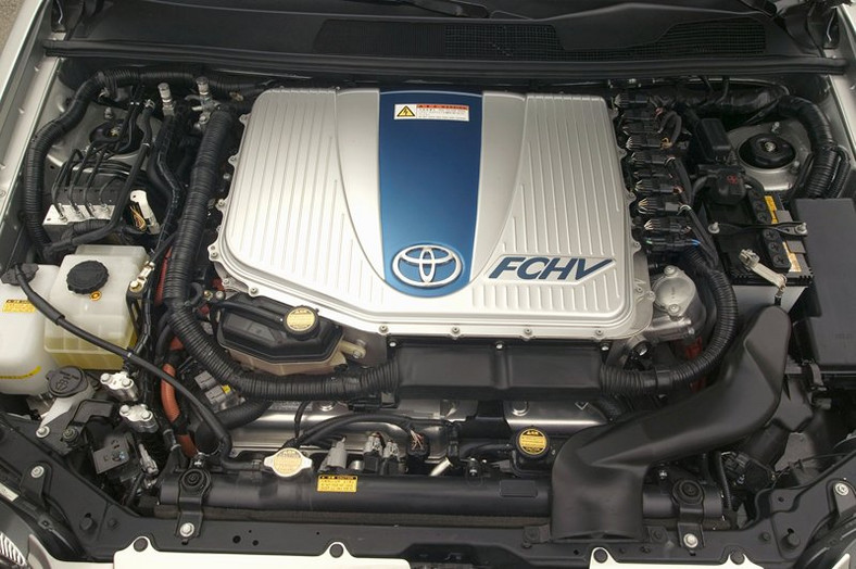 Toyota FCHV: hybryda na lotnisku