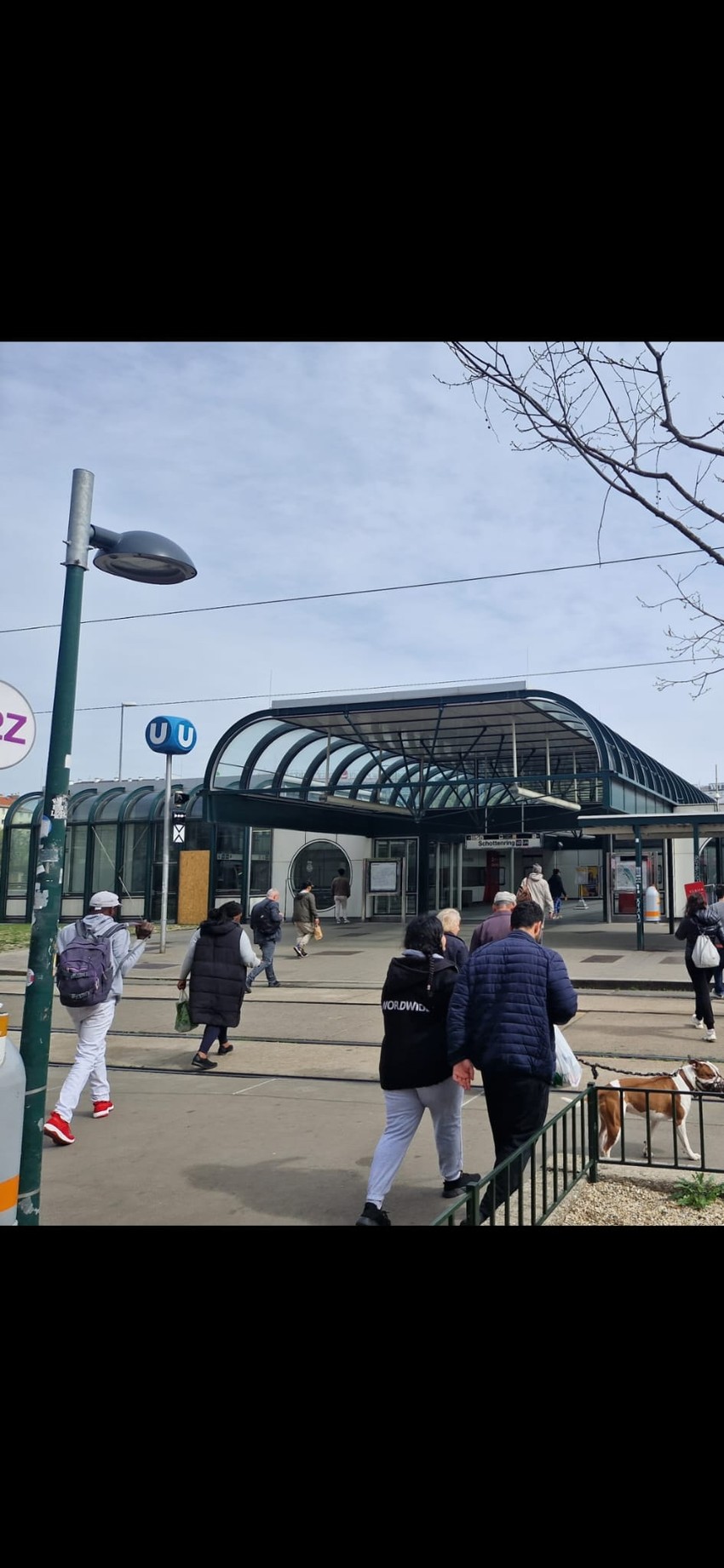 Tramvajska stanica u centru Beča gde je snimljena devojčica koja liči na Danku Ilić u društvu dve žene