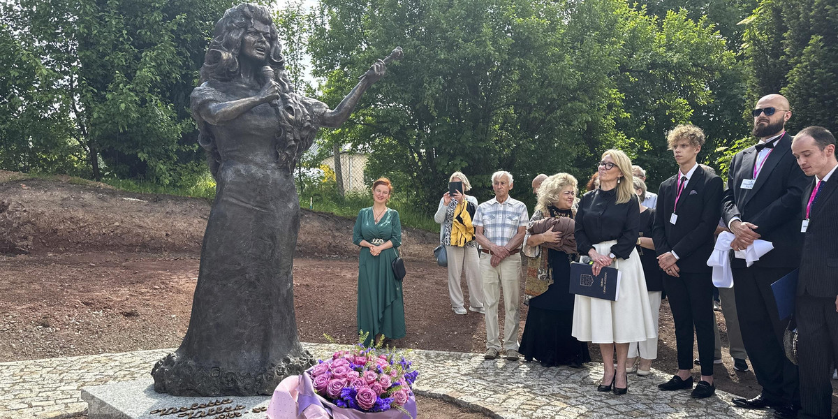 Pomnik Violetty Villas w Lewinie Kłodzkim.