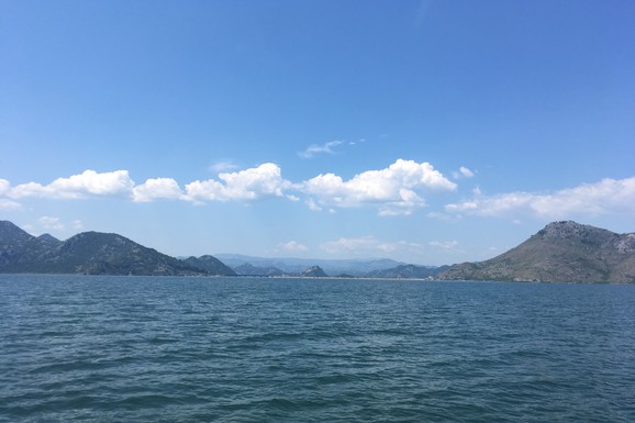 HAOS NA SKADARSKOM JEZERU Gliser sa tri osobe se prevrnuo: Hitne službe odmah reagovale, evo kako su spaseni